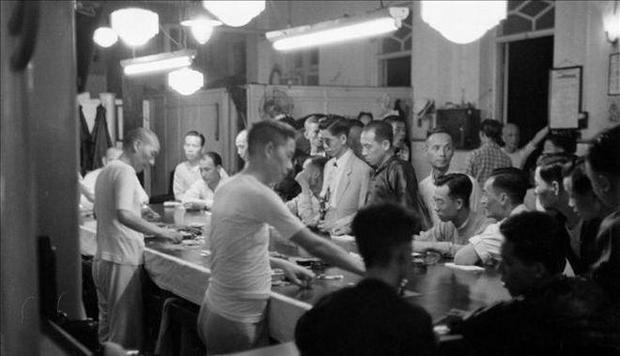 1947年的澳门赌场夫妻带着孩子菠菜赌桌上的女人