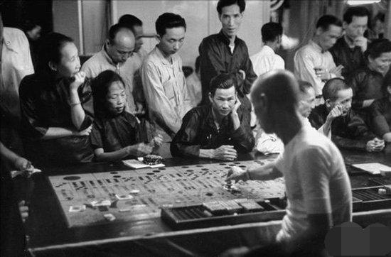 1947年的澳门赌场夫妻带着孩子菠菜赌桌上的女人