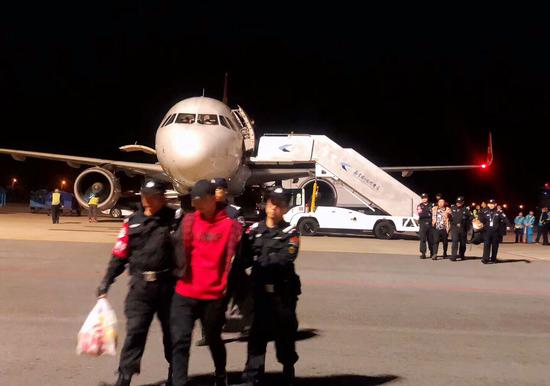 3月26日，邢台警方在南京机场将网贷公司团伙抓获。 受访者供图